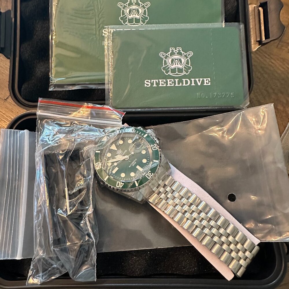 Mens Green & Stainless Dive Watch